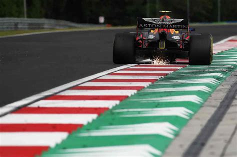 It led to a total of 125 lap times being deleted as every single one of the drivers struggled to stay within the limits. F1 GP Silverstone, Copse e Stowe: linea dura della FIA sui ...
