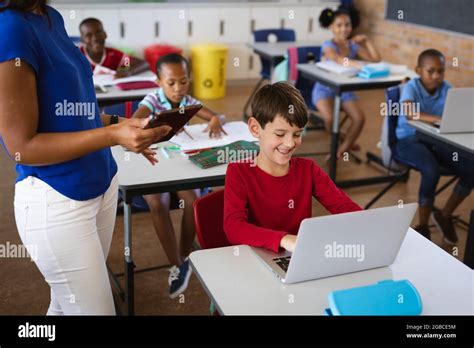 Sección Media De La Maestra Que Enseña Al Niño Caucásico A Usar La