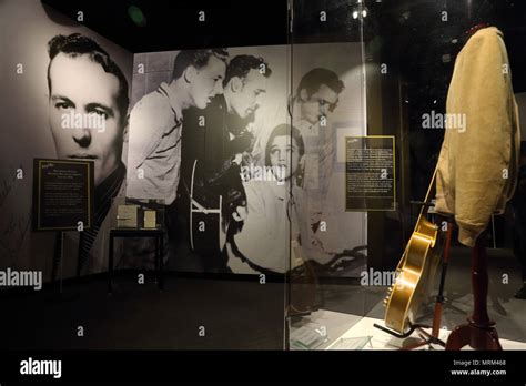 Elvis Presleys Stadium Kostüm Und Gitarre Anzeige Vor Der Million