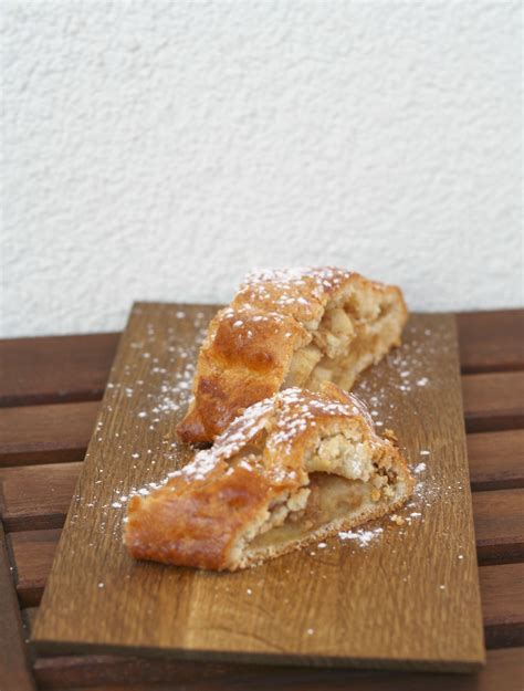 Diese sollte niemals dunkelbraun, sondern immer goldgelb sein. Rezept für Apfelschlangerl (Apfelstrudel) | Kuchen und ...