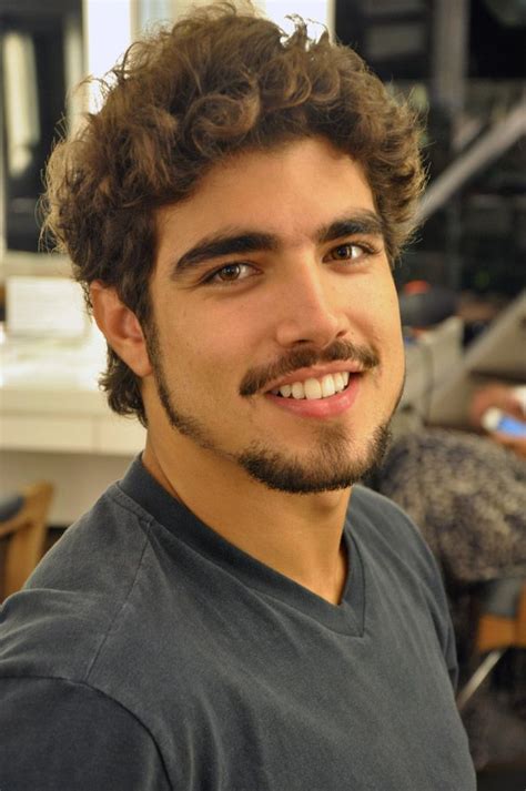 Para compor o look e dar um ar mais despojado. Caio Castro - ator | Barba e cabelo, Estilos de cabelo e ...