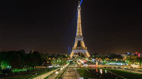 Schöne Nachtansicht Eiffelturm Scheinwerfer Paris Frankreich