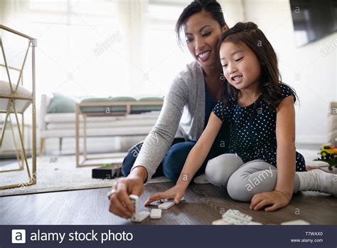 Madre E Hija Jugando En Casa Fotografías E Imágenes De Alta Resolución