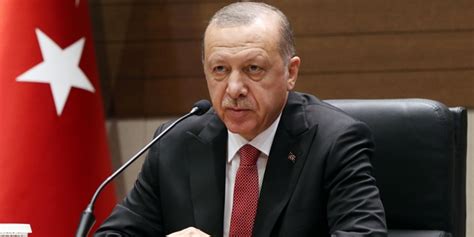 Usta gazeteci uğur dündar, bülent ecevit ve eşi rahşan ecevit ile yaşadığı bir anıyı kaleme aldı. Uğur Dündar yüzünden şakağına sıkarak intihar etti