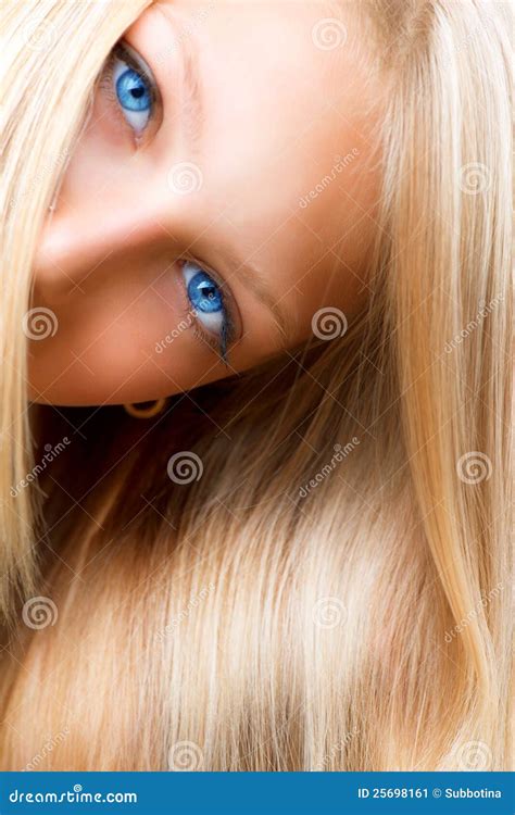 Menina Loura Com Olhos Azuis Imagem De Stock Imagem De Brilhante Bonito