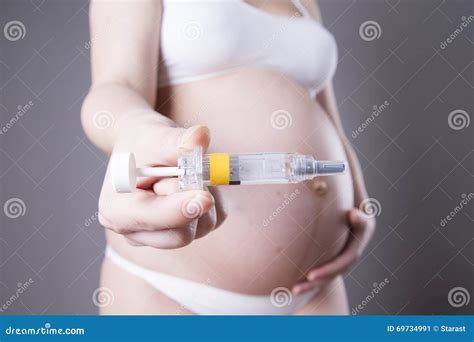 Mujer Embarazada De Los Jóvenes Que Hace La Inyección En El Estómago