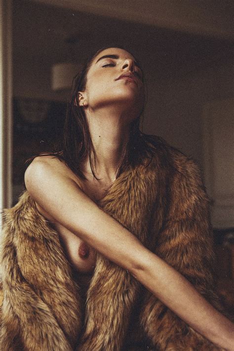 Des photos de la française Rebecca Bagnol nue et seins nus Whassup