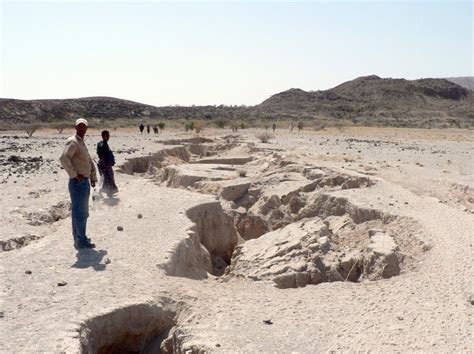 Diese senke ist zum einen die heißeste region der erde, und zwar während des ganzen jahres, und auch eine der geologisch aktivsten. Afrika bricht auseinander -- Erdveränderungen -- Sott.net