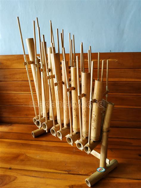 Menurut kamus besar bahasa indonesia (kbbi), kata alat yang berarti suatu benda yang digunakan untuk mempermudah suatu kegiatan atau kerjaan. Distributor Alat Musik Tradisional Angklung Nusa Tenggara Barat