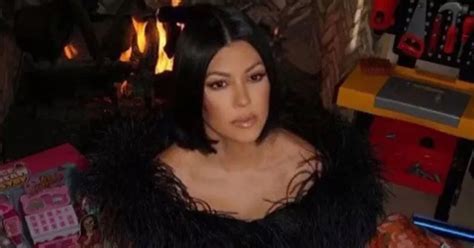Kourtney Kardashian Shows Off Elaborate Christmas T Wrapping Room Mirror Online