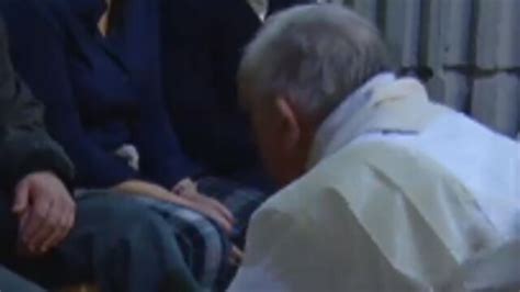 Il Papa Lava E Bacia I Piedi Dei Detenuti Di Rebibbia Video Rai News