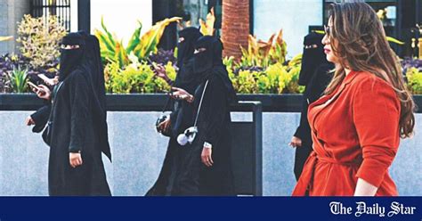 ‘rebel Saudi Women Shun Obligatory Abaya Robe The Daily Star