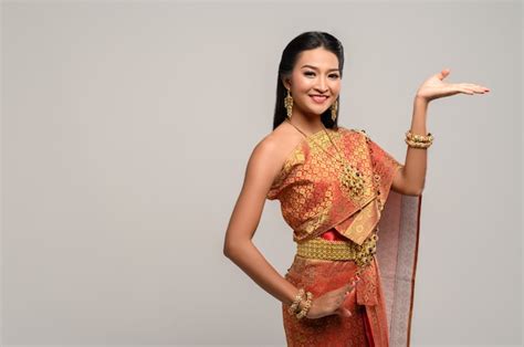 Linda Mulher Tailandesa Usando Vestido Tailandês E Dança Tailandesa Foto Grátis