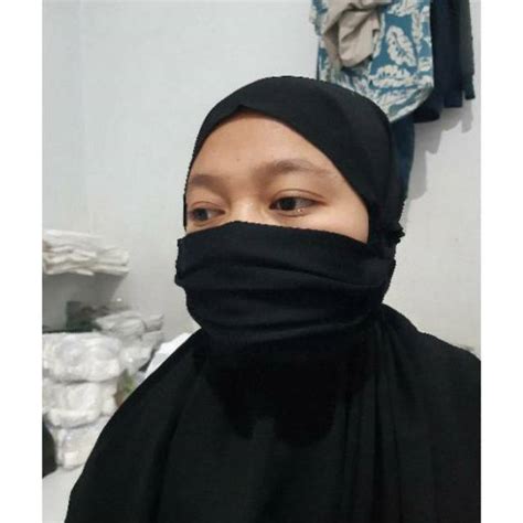 Masker penghilang flek hitam adalah salah satu cara alami yang dapat dilakukan untuk mengatasi keberadaan flek hitam di wajah. Masker Kain warna Hitam dan putih | Shopee Indonesia