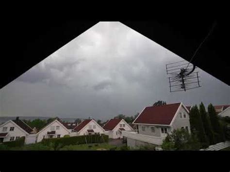 Händelsen utspelade sig samtidigt som ett kraftigt regn med stark vind och åska drog in över västkusten och smhi gick ut med en. Kraftig åska med blixtnedslag - YouTube