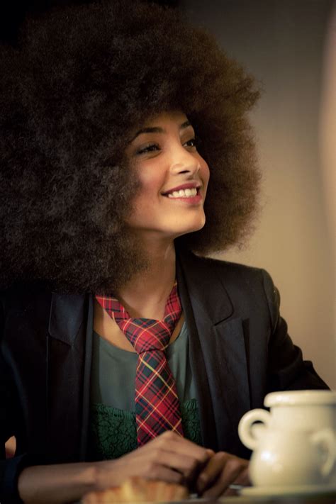 Jazz bassist and singer esperanza spalding arranged a version of the song. Esperanza Spalding - gorgeous! | Belezas negras, Penteados ...
