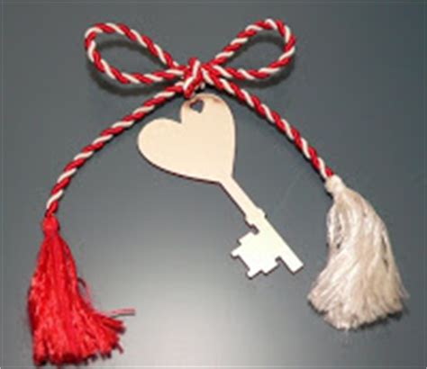 Not long ago, in the countryside, people used to celebrate the martisor by hanging a red and white string at their the gate, window. Poze si imagini cu martisoare