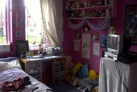 28 Pictures Of 90s And 00s Teenage Bedrooms Thatll Take You Back