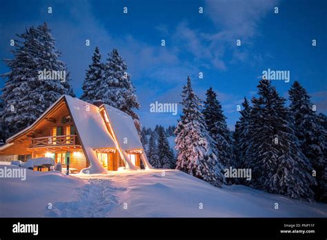 Solitär Holz Hütte Mit Lichtern Im Schnee Bei Sonnenuntergang Im