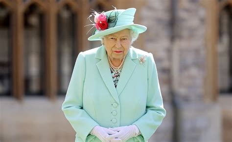 El príncipe felipe muere tras haberse convertido en el consorte monárquico más longevo de la corona británica, con más de setenta años. Reina Isabel se desvincula del Príncipe Andrew, Harry y ...