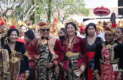 Berparade Kenakan Pakaian Adat Bali Bupati Sanjaya Buka Parade Budaya