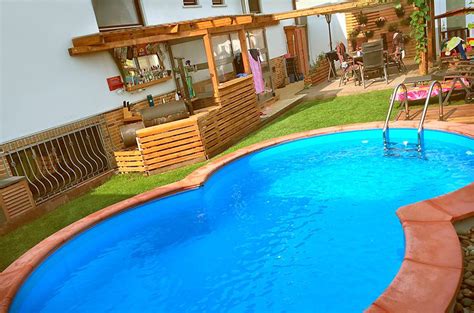 Anleitung, material und werkzeuge um die terrasse im garten selber bauen zu können, werden handwerkliche fähigkeiten, das material und die entsprechenden gerätschaften zu besorgen sein. Dieses Achtform-Schwimmbecken mit Poolbar, Terrasse und ...