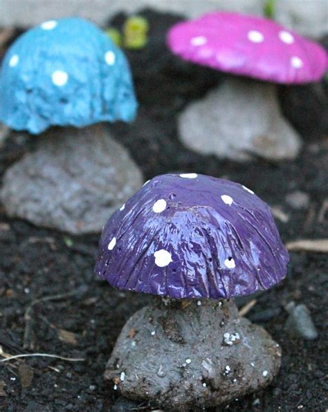 Making mushrooms for a kids garden making ceramic garden mushrooms diy:как сделать эконом грибы для сада. Crown Hill: DIY: Concrete Mushroom