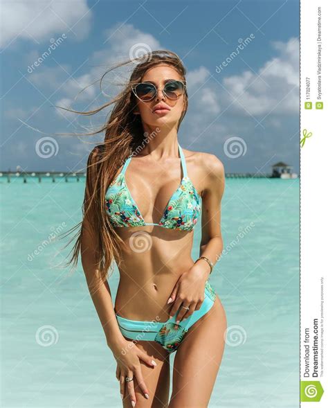 Donna Sexy Con L Ente Perfetto Nel Rilassamento Lussuoso Del Vestito Di Nuoto Immagine Stock