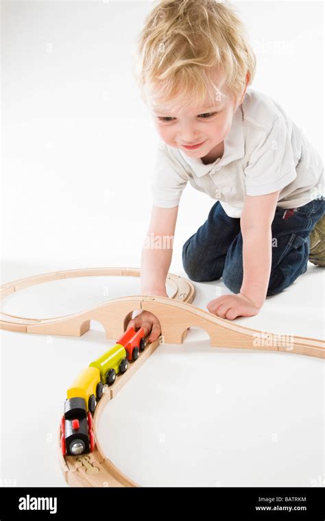 Niño Chico Jugando Con Tren De Juguete Fotografía De Stock Alamy