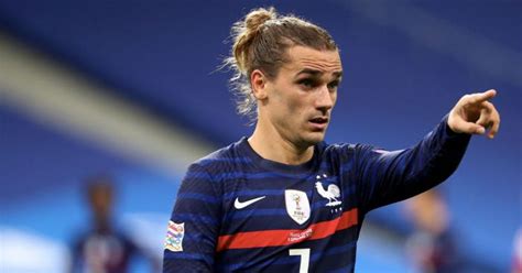 Kwanini abiria aliruka kutoka kwa ndege ikiwa hewani? Griezmann Hairstyle 2021 : Gerard Pique Calls Antoine ...