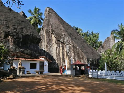 Historic Temple Of Sri Lanka Aluvihare Rock Temple Temples In Matale