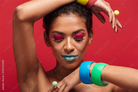 Fotka „beautiful Photo Of Half Naked Mulatto Woman With Trendy Makeup Demonstrating Colorful