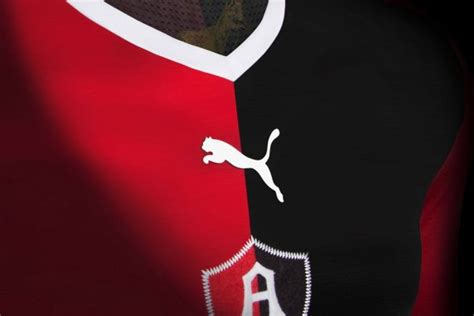 Siamo un negozio online specializzato nella vendita di abbigliamento da calcio se stai cercando maglie economiche e vuoi maglie di alta qualità, magliecalcio18.com è la scelta migliore. Jersey Centenario Puma del Atlas FC 2016