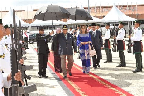 Hrh the sultan of pahang, sultan ahmad shah is the most important guest in terms of seniority is accompanied into the throne room by host, his majesty the king of brunei. Kee Hua Chee Live!: HRH SULTAN AHMAD SHAH OF PAHANG AND ...