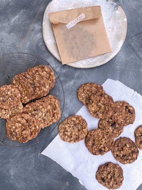 Some are sweet, others are simple… you simply have to have them at home and they're perfect as an afternoon snack however, both types are nutritious because they're made from oats and yogurt, which are healthy choices. Chewy oatmeal + sultana cookies - COCOA + COTTON