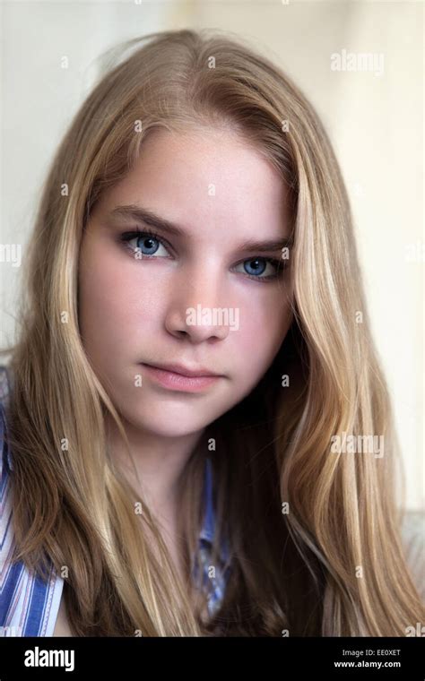 Retrato De Una Joven Mujer Adolescente Mirando A La Cámara Con Una