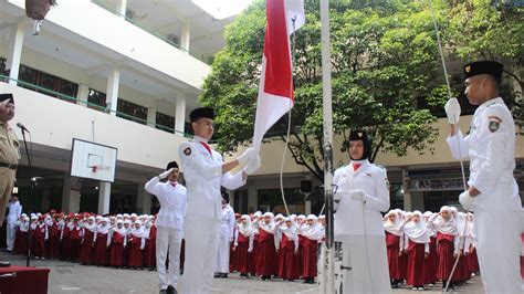 Khidmat Upacara Bendera Untuk Menumbuhkan Nilai Nilai Karakter Anak Bangsa Sd Muhammadiyah 1