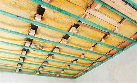 Um das zu verhindern, dämmen sie das dach. Zimmerdecke dämmen (mit Bildern) | Zimmerdecken, Dachboden ...