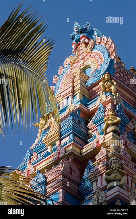 Puerta Gopuram Delante De Sri Sathya Sai Baba Ashram Prashanti Niliyam
