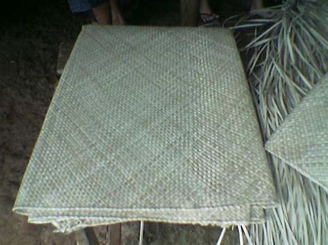 Lalu, daun direbus dengan air hujan, agar warna pandan berganti menjadi putih. STORAGE MADE OF NON-WOVEN