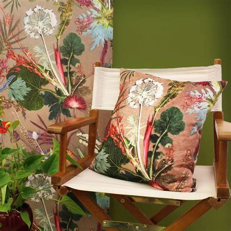 Pinners are saving photos of tropical print wallpaper 46 percent more frequently than they were last i feel like wallpaper's gone a bit out of fashion these days, what with our focus on minimalist decor. Tropical Design Feature Wallpaper For Interior Decor By ...