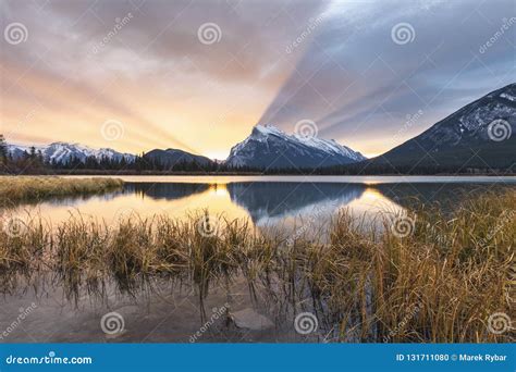在mt朗德尔在银朱的湖，班夫国家公园，阿尔伯塔，加拿大的惊人的日出 库存照片 图片 包括有 绿色 本质 131711080