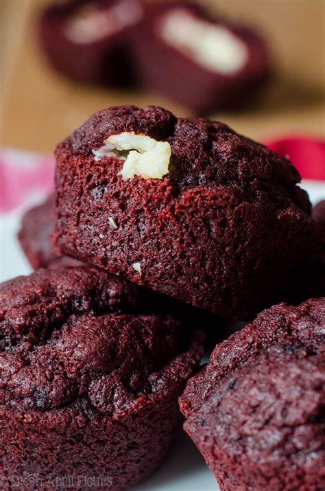 Jika sudah, hiasi bagian atas muffin dengan icing sugar secukupnya. Cream Cheese Filled Red Velvet Muffins