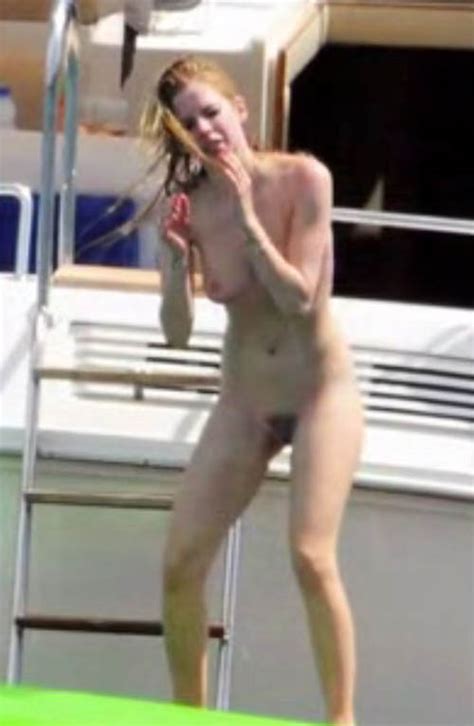 Avril Lavigne Totalmente Desnuda