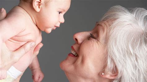 Incre Ble Abuelita Cobrar Por Cuidar A Su Nieto