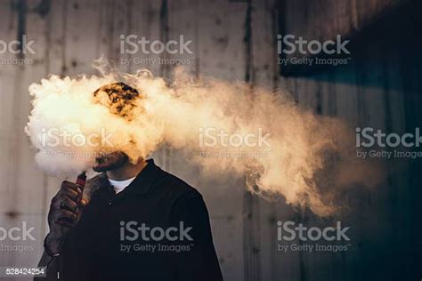 남자 전기 시가렛형 전자담배에 대한 스톡 사진 및 기타 이미지 전자담배 전자 담배 연기 흡연 Istock