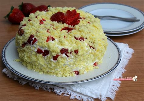Torta mimosa che si preparara con facilità ed è una vera e propria delizia, con un base di pan di spagna ed una farcitura a base di panna e ananas! Torta mimosa alle fragole | Le passioni di MAM