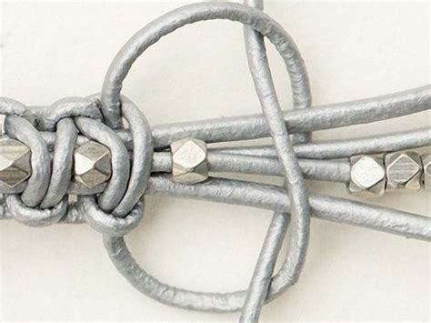 Fundstücken wie charms, münzen, perlen und muscheln selbst zu knüpfen. DIY-Anleitung: Makramee-Lederarmband selber knüpfen via ...