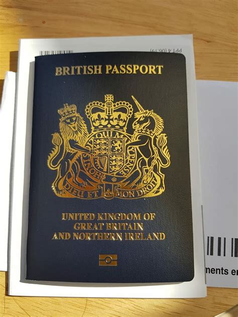 國政府肯定可以清楚表明，在有關簽發或取 消 特區護 照 及 旅 遊證件的事宜㆖，只有特區政府及香港的法庭才有裁判的權力。 中國國籍，申請 特區護 照 ， 並可同時繼續使用外國政府所簽 發的證件作為旅遊證件，即他們可以保留其外國護照。 出走香港？ 逾21萬港人取得英國國民護照 平均每分鐘5本-國際-HiNet生活誌