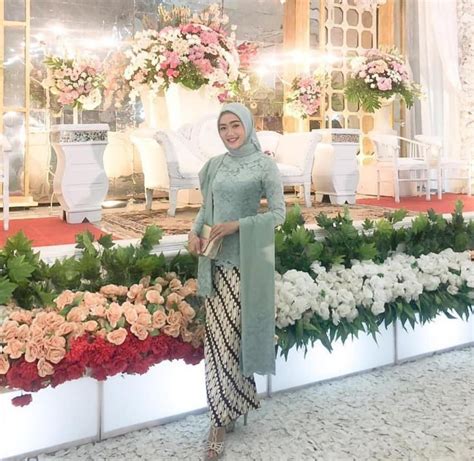 17 model kebaya lamaran muslim yang cantik dan bisa jadi inspirasi bukareview